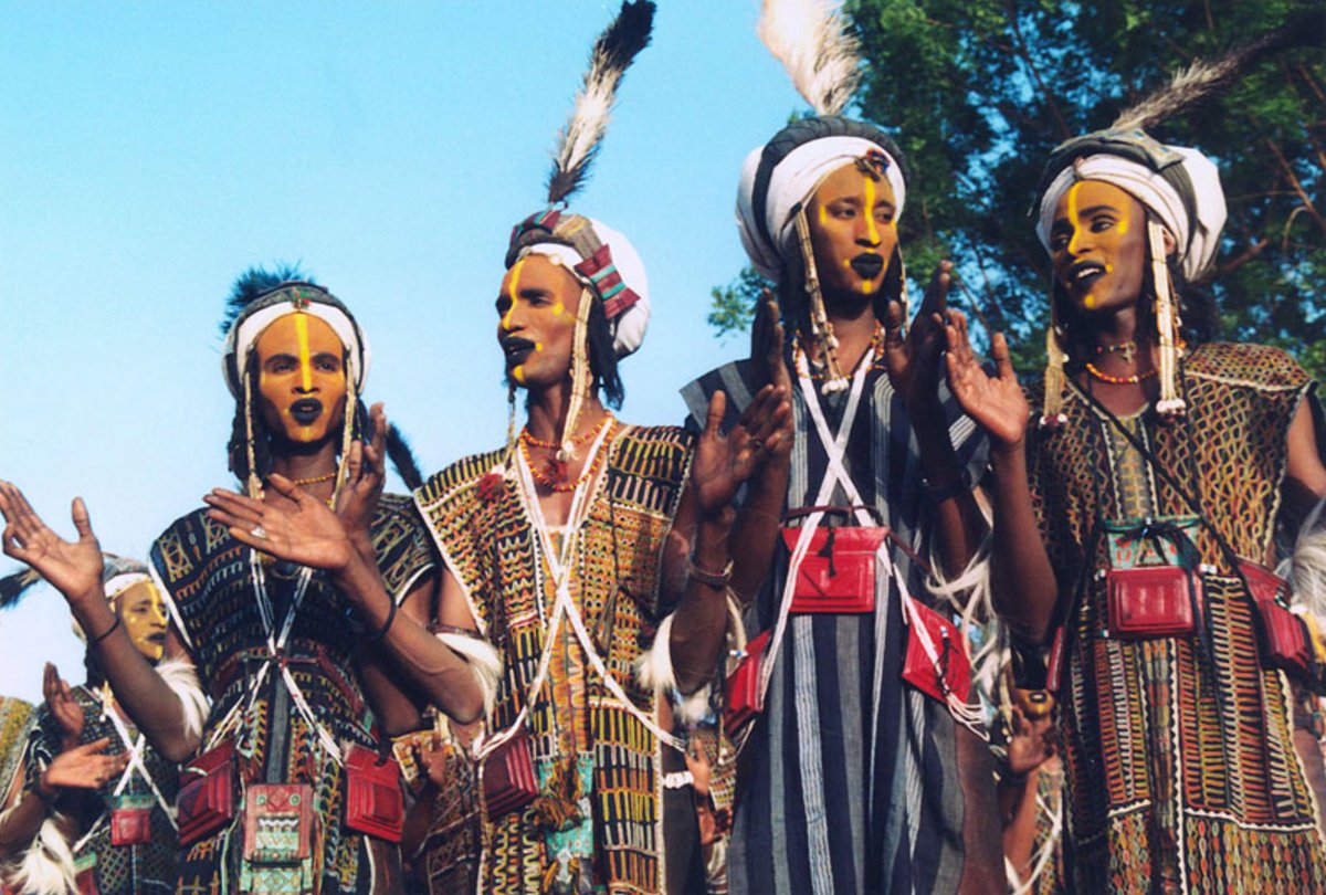 Souriez, vous êtes jugés 😁 Dans cette #anecdote, on découvre des candidats parés à danser ! Lors de la compétition #Gerewol, les jeunes hommes de la culture #Wodaabe doivent séduire les femmes par leurs chants, leurs danses et leur élégance. Broderies, coiffes, bijoux et