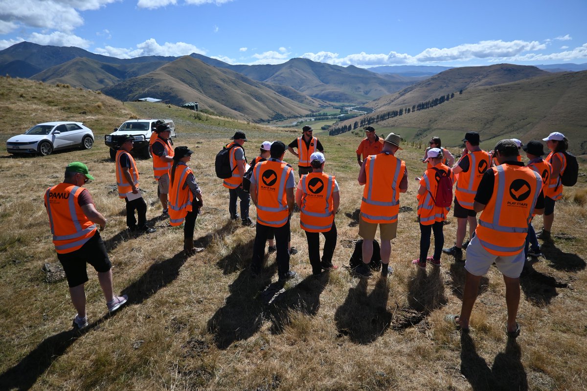 Friday memories: 🇬🇧 learning about Pāmu (Māori for 'to farm') at Eyre Creek Station in 🇳🇿New Zealand. 

📷: I Halachmi

@SRUC @ConsultingSAC @MoredunComms @Teagasc @TeagascSheep @SheepIreland @InstitutElevage @Idele_CEB @pamu_nz

#SmartNZ #Sheep #SmartFarming #PLF #SmallRuminants