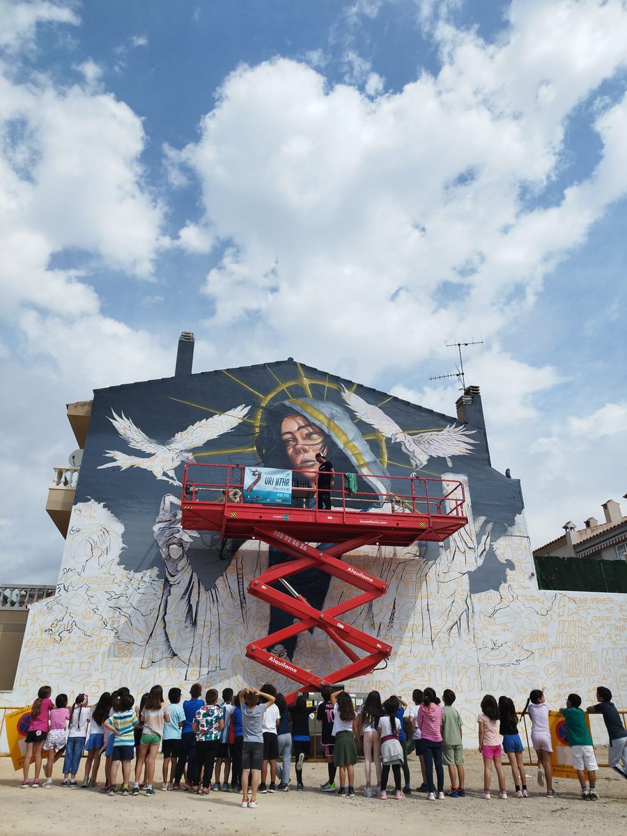 EscSantJordi's tweet photo. QUÈ FEM A L'ESCOLA?
A l' Espai-Art ens agrada gaudir de les produccions artístiques i aquests dies, amb l'alumnat de segon, hem visitat les obres dels artistes d' @efimursfestival. #arturbà #streetArtist 
@ajametllamar 
@educaciocat https://t.co/A8Y06iq0An