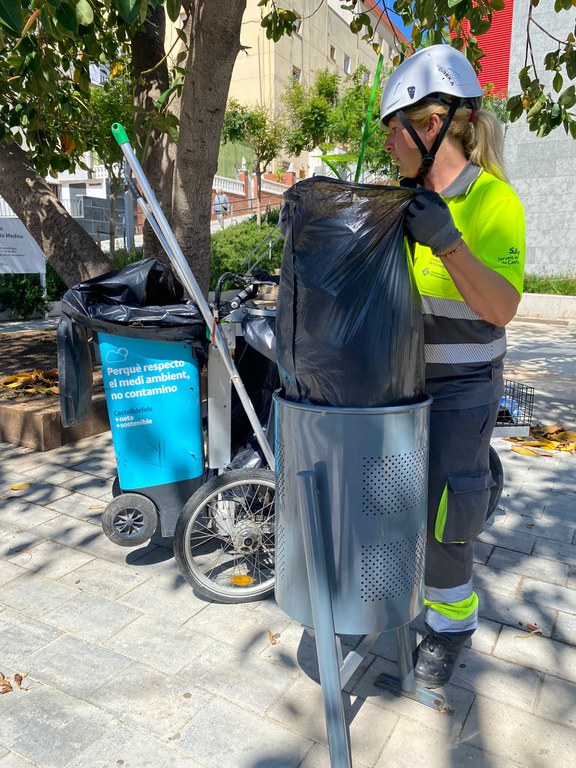 🧹🗑️Ampliación de los equipos de barrido manual para limpiar las calles de #Castelldefels Tras la optimización de rutas y la mejora de frecuencias, se han ampliado los equipos de barrido manual en los barrios de Vista Alegre y en la zona de la playa +ℹ️ cdf.digital/Equiposbarrido…