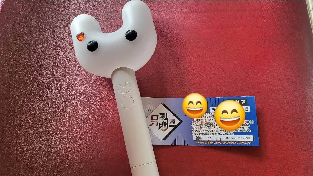 Bwane997341's tweet photo. 240524 뮤뱅 방청
컴백 첫 방송을 함께할 수 있다니 감격
하우스윗 안무 진짜 좋음 너무 맛깔남 이건 두눈으로 봐야해.
패드 전광판 챙겨가서 하니가 밥먹었냐고도 해주고 하니가 외진 버니즈 너무 잘챙겨 줬음.
1위 발표때 맨뒤에서 버니즈 계속 찾으며 빼꼼하는 뉴진스, 오늘도 민지는 폭죽에 펄쩍ㅋ https://t.co/oetho2kCh3