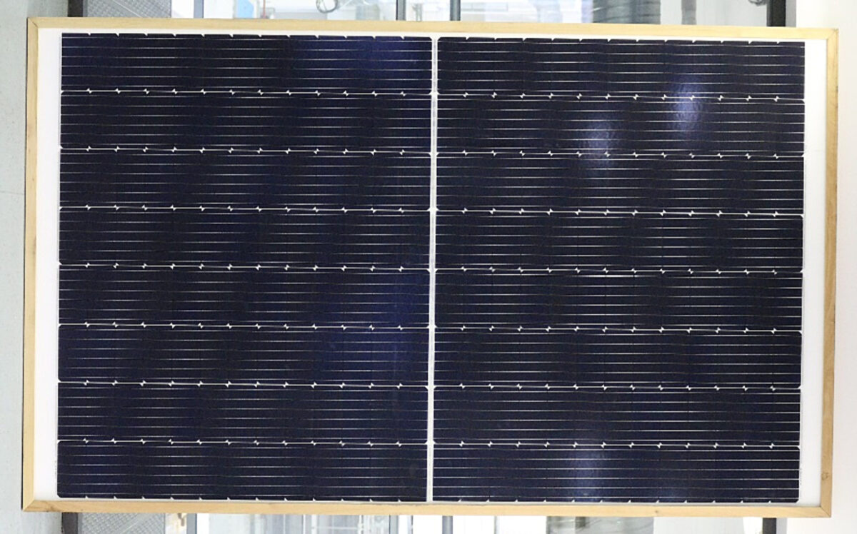 Zoom sur le module solaire à ossature bois du CEA-INES, avec un bilan carbone de 313 kgCO2eq/kW: L'institut de recherche français a présenté dans un article scientifique les détails techniques de son module à… dlvr.it/T7L7x9 #solarenergy #France #Énergierenouvelable