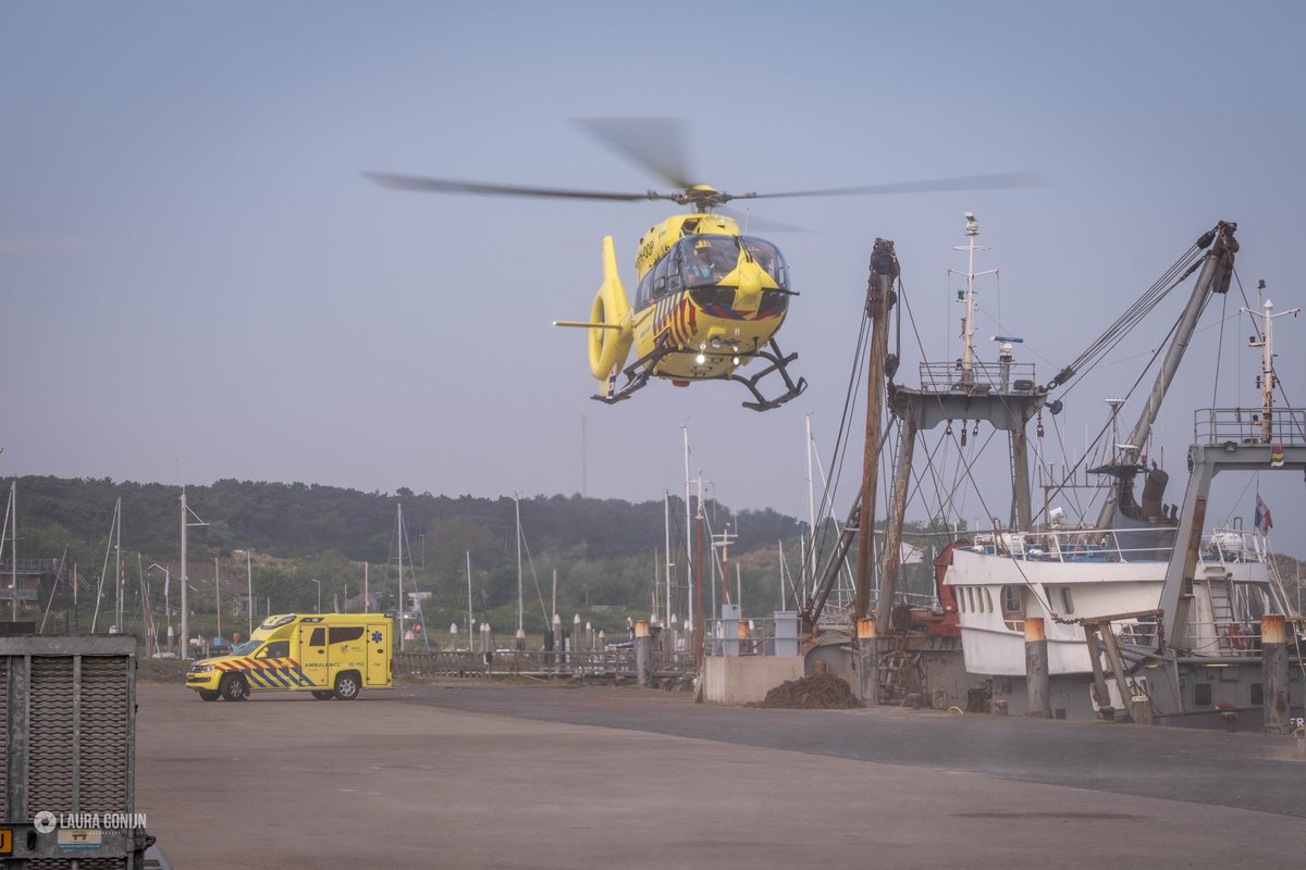 Vorige week vertrok ambulancehelikopter #Medic01 vanaf de werkhaven op #Terschelling. Alles weer mooi schoon geblazen na het HT feest. 🚁