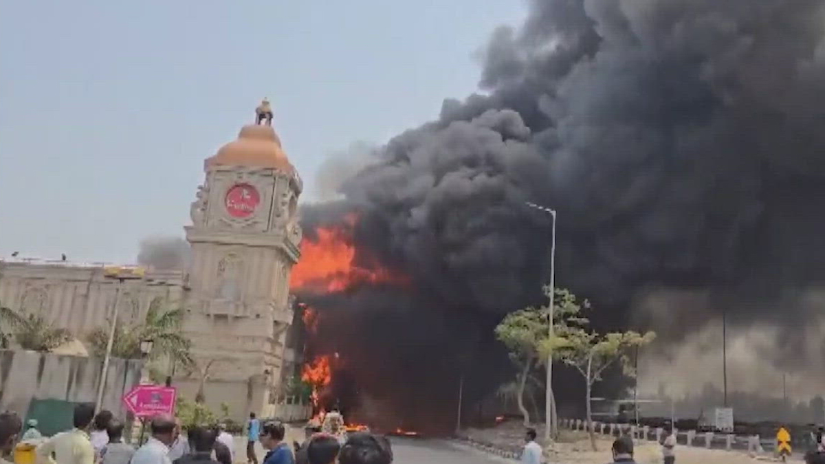 দিল্লির আলিপুরের কার্নিভাল রিসোর্টে ভয়াবহ আগুন