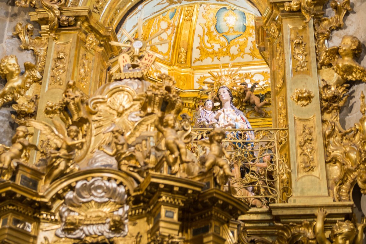Discover the fascinating history of the Basilica of Santa María in #Alicante! After a fire in the 15th century, it was rebuilt with an impressive Baroque facade and two asymmetrical towers. Inside, marvel at the 18th-century Rococo main altar. ✝️⛪️ #AlicanteTourism