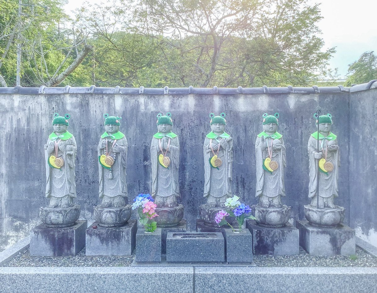 honjo_kanko's tweet photo. 【平等山 成身院】日頃から地域の皆さまに大切にされている埼玉県本庄市児玉町小平にある「平等山成身院」のお地蔵様🌟地域の方により手作りされているお召し物👕今は『カエル』の帽子を被り『かたつむり🐌』のポシェットを持っています💖#frog #stonestatue #成身院 #寺社仏閣巡り #本庄市観光協会 https://t.co/ylF7bL4vHq