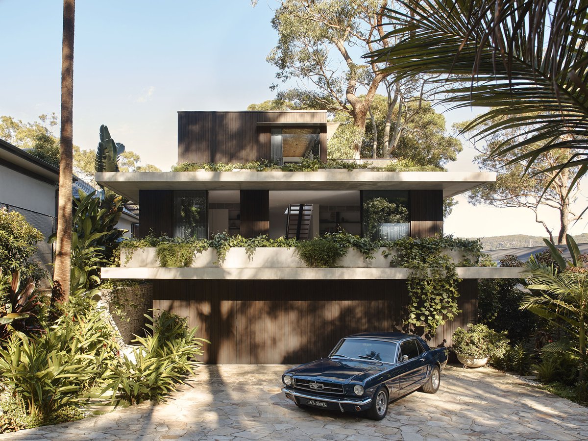 ArchDaily's tweet photo. Hints of Brazilian Modernism are seen in "M House"'s #concrete form with deep drawn-out eaves, cascading greenery, voids, and openness. https://t.co/lkVL2o2plY #architecture #interiordesign https://t.co/VbonGdodn6