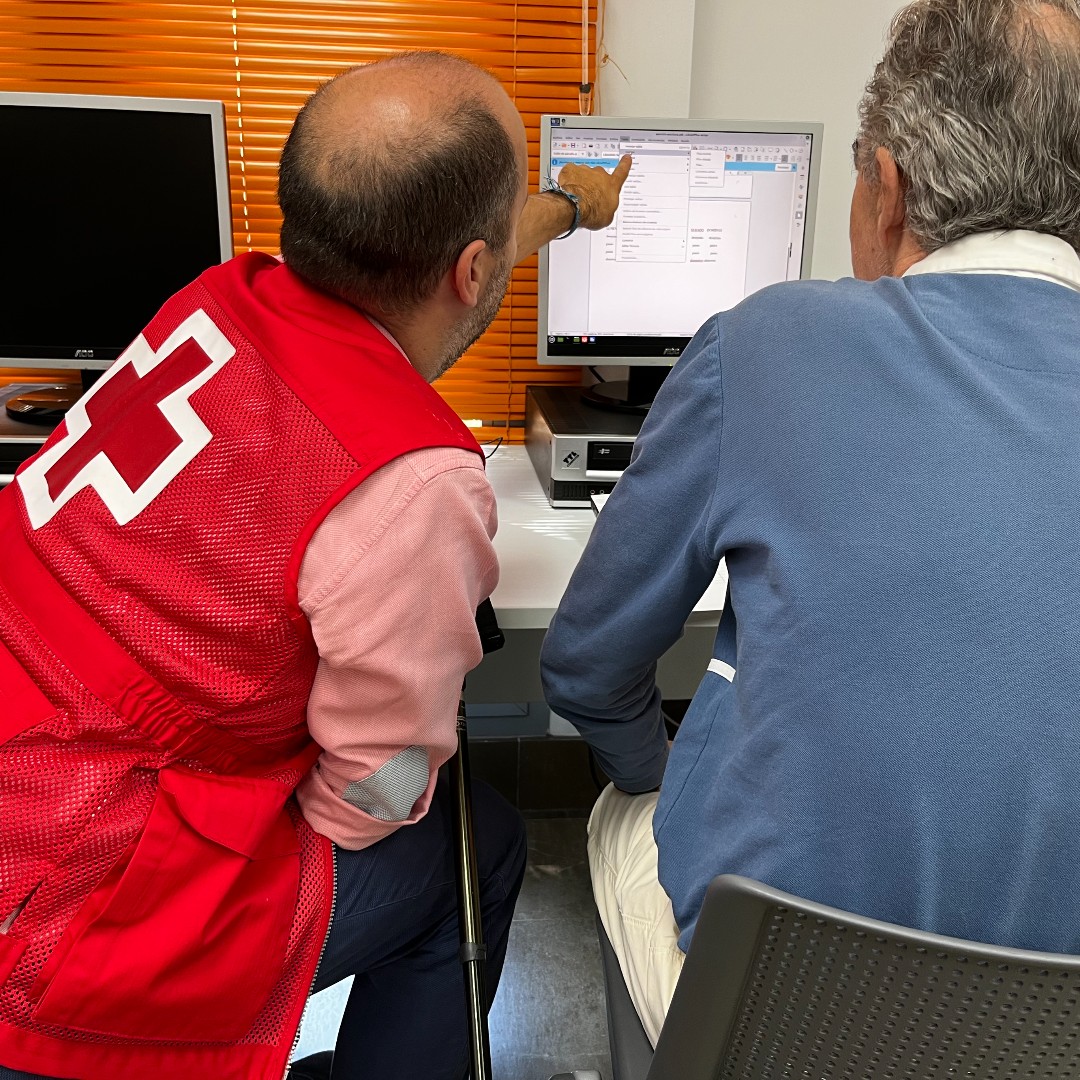 El voluntariado de Cruz Roja ayuda a muchas personas a perder el miedo a las nuevas tecnologías, a aprovechar las oportunidades que ofrecen... Y reducen la brecha digital que coarta derechos. Proyecto @Clicka_cre #AndaluciaVuela Una Cruz Roja de #160años, con espíritu innovador