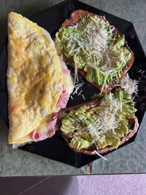 Breakfast: ham and mozzarella egg omelet with two avocado toasts covered with parmesan cheese. Took me 5 minutes to make it. Great option for  a long work day.
#workout #NutritionMatters