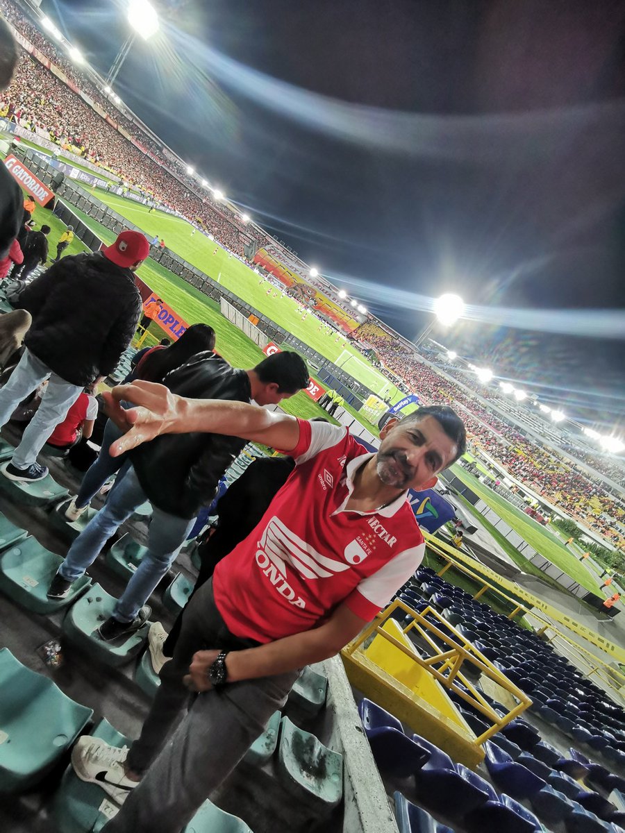 Cuando estaba en el colegio mi papá nos llevaba de sorpresa al estadio, ahora soy yo la que lo sorprende.
Ayer vi esa niña de colegio en sus ojos, corriendo por ver llegar al equipo, con la fe intacta.
🥰 El regalo de mi viejo.