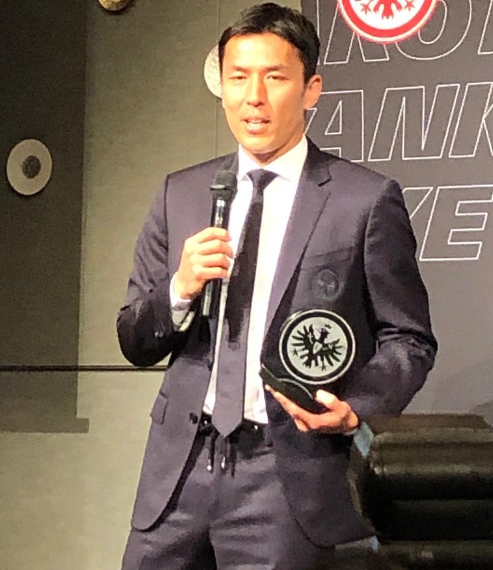 „Ich fühle mich wohler in Deutschland, ein tolles Land“. Aber das gute jap. Essen fehlt Makoto Hasebe in Frankfurt. ⁦Heute zum Abschied in Tokio. ⁦<a href="/Eintracht/">Eintracht Frankfurt</a>⁩ 
Ach ja: Sein Aussehen findet er mittelmäßig 🙄.