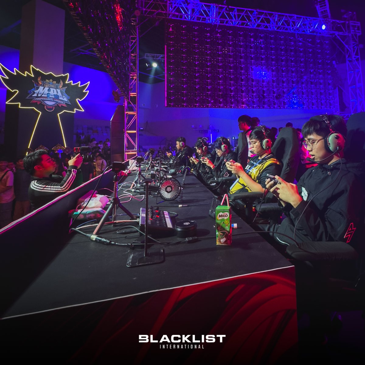 BLACKLISTINTL's tweet photo. Equipped with the energy to win ⚡️

#MPLPH https://t.co/pSQZGOQErY