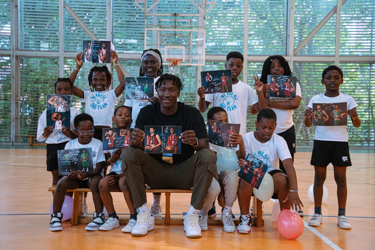 🤗 Los chicos y chicas de @OTEuroleague celebraron ayer el final de la temporada 23-24 Y su embajador, Khalifa Diop, no se lo quiso perder y les llevó unas fotos muy especiales 📸 ✍️ 📰 t.ly/Ex5e7 WE ARE ALL ONE TEAM 💙❤️