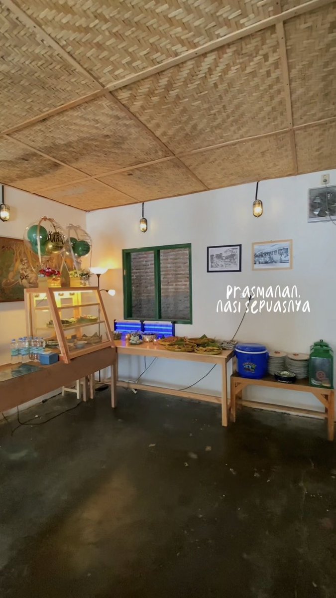 Kalian tau nggak ada warung selucu ini di KLATEN🤯

Letaknya di tengah kota, parkiran luas, warungnya juga nyaman pol. Menu disini sepertinya menu-menu yang jarang bisa ditemui di Klaten deh. Ada mangut lele asap, kepala manyung, mangut iwak pe, garang asem, dan semua enaaak🤤🤤