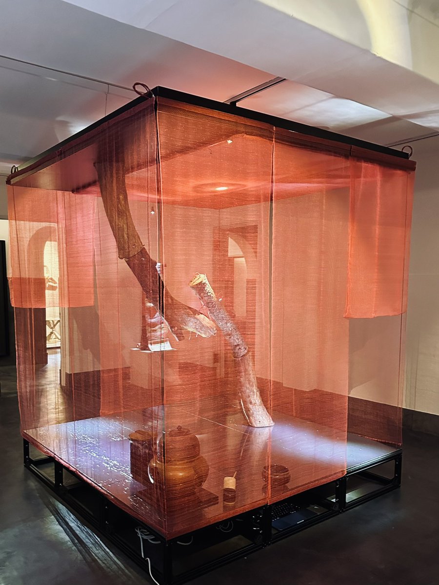 OXBLOOD54JB's tweet image. 柱がない自由な構造テンセグリティ

ちょっとヤジロベエに近い
支点によって生じる片荷重を
糸のテンションで補っている

#crafttech @ochyai 
#九段ハウス