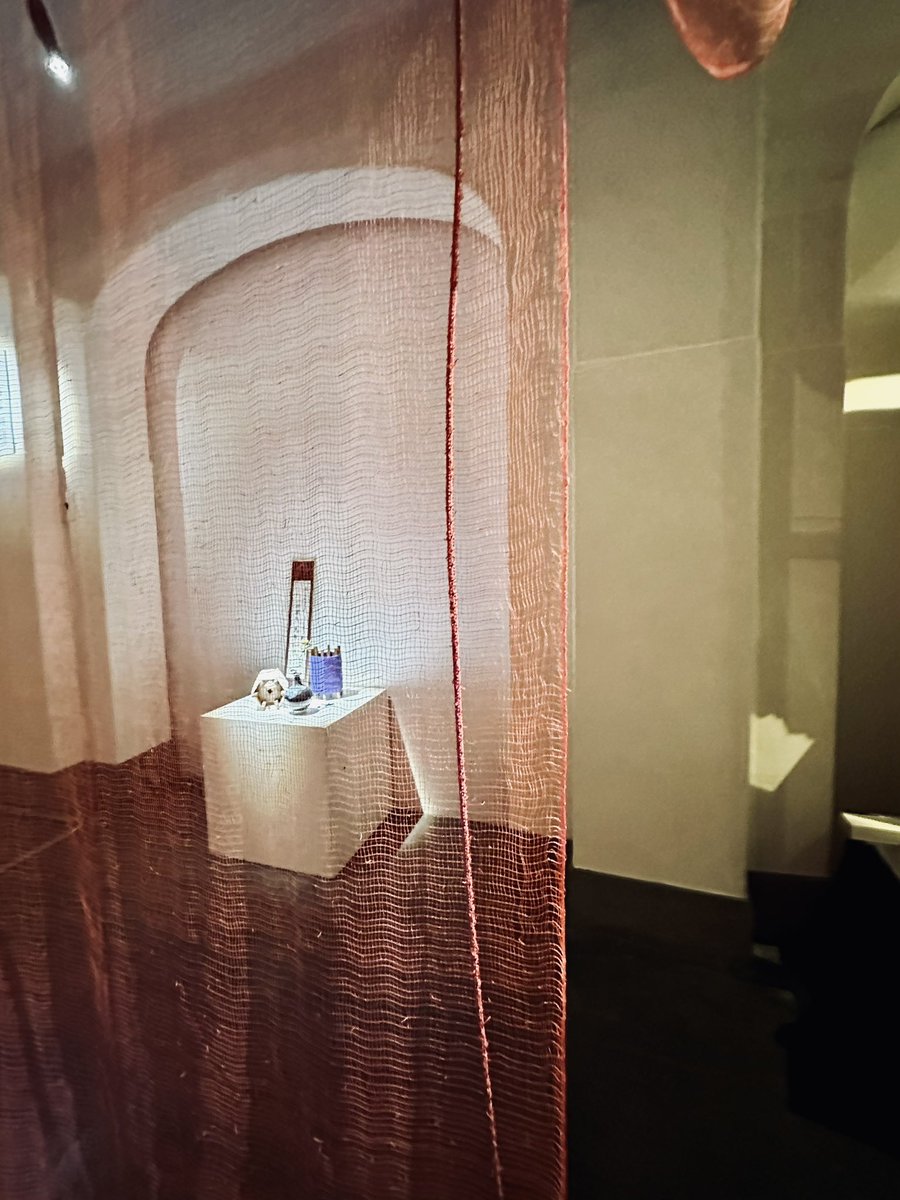 OXBLOOD54JB's tweet image. 柱がない自由な構造テンセグリティ

ちょっとヤジロベエに近い
支点によって生じる片荷重を
糸のテンションで補っている

#crafttech @ochyai 
#九段ハウス