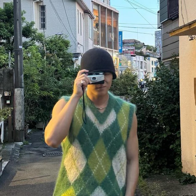 mingyutese's tweet photo. mingyu with film cameras 🎞️ https://t.co/z9gbLw473Z