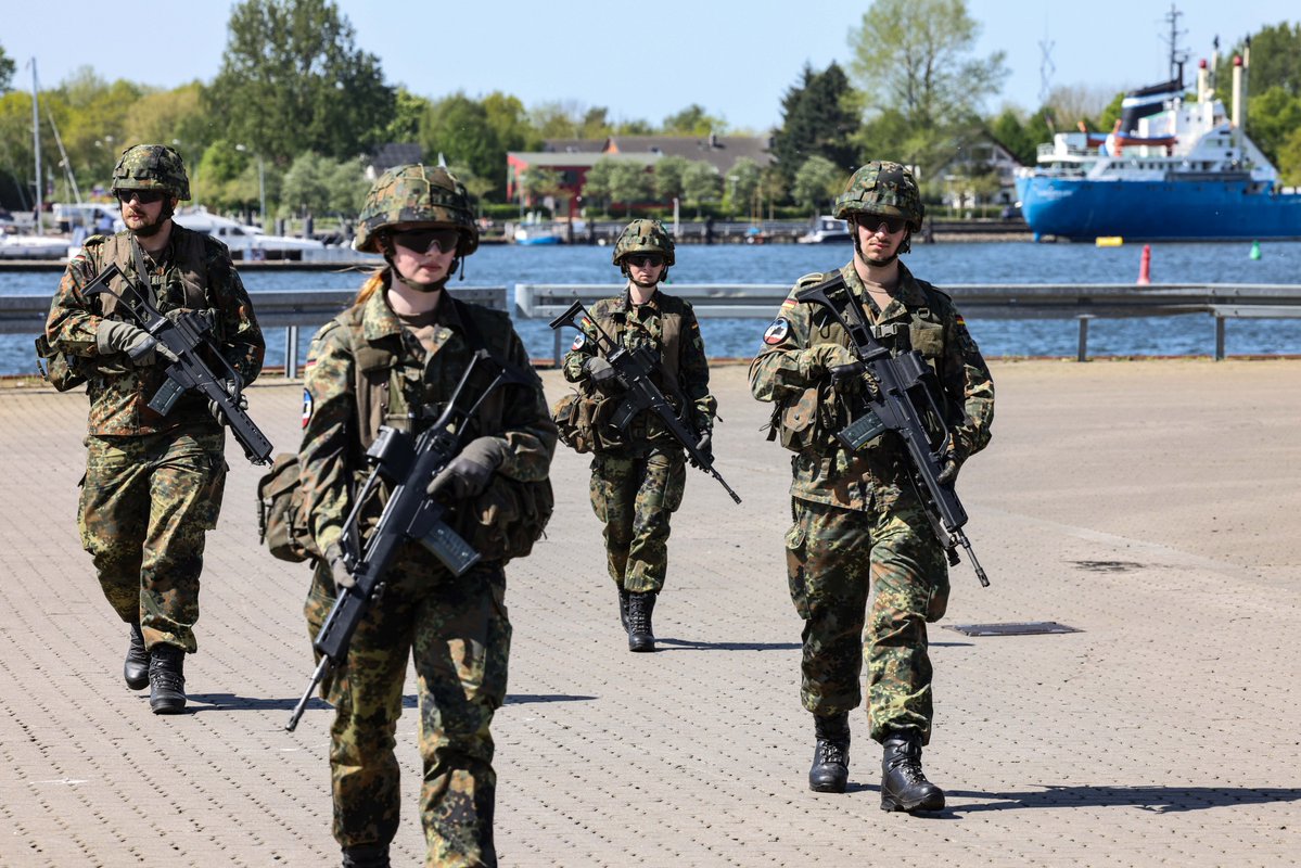 OFK_Bundeswehr's tweet photo. Angehörige der 16 #Landeskommandos des #TFK übernehmen wichtige Aufgaben bei #LVBV, im #OPLAN 🇩🇪 und in der Amts- &amp; Katastrophenhilfe. Als etablierte Ansprechstelle für die Landesregierungen haben sie sowohl eine Verbindungsfunktion als auch eine Führungsfunktion, z.B. bei #HNS. https://t.co/XIY9sY2fAC