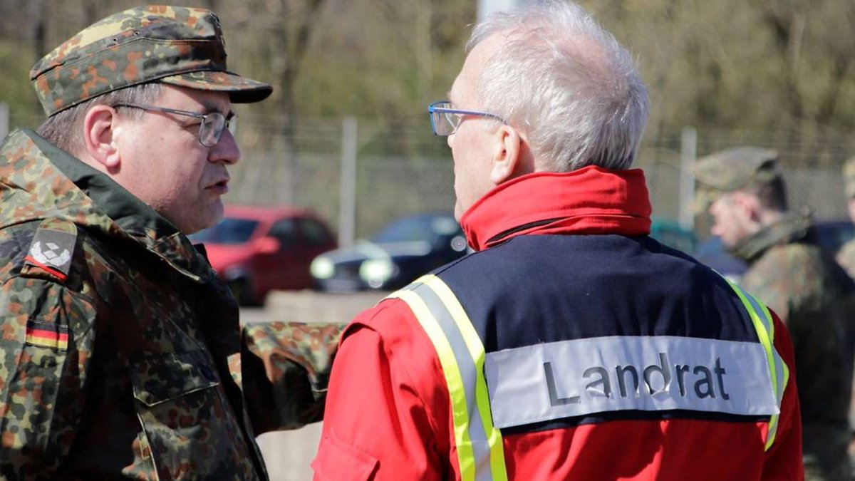 OFK_Bundeswehr's tweet photo. Angehörige der 16 #Landeskommandos des #TFK übernehmen wichtige Aufgaben bei #LVBV, im #OPLAN 🇩🇪 und in der Amts- &amp; Katastrophenhilfe. Als etablierte Ansprechstelle für die Landesregierungen haben sie sowohl eine Verbindungsfunktion als auch eine Führungsfunktion, z.B. bei #HNS. https://t.co/XIY9sY2fAC