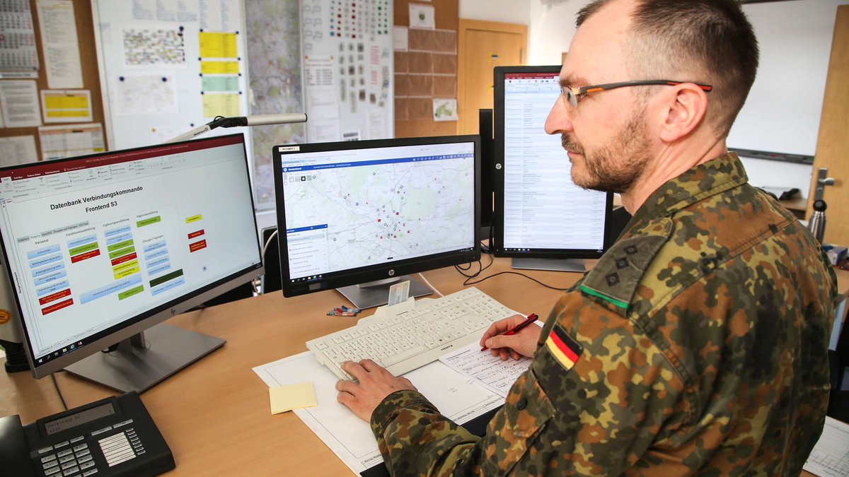 OFK_Bundeswehr's tweet photo. Angehörige der 16 #Landeskommandos des #TFK übernehmen wichtige Aufgaben bei #LVBV, im #OPLAN 🇩🇪 und in der Amts- &amp; Katastrophenhilfe. Als etablierte Ansprechstelle für die Landesregierungen haben sie sowohl eine Verbindungsfunktion als auch eine Führungsfunktion, z.B. bei #HNS. https://t.co/XIY9sY2fAC