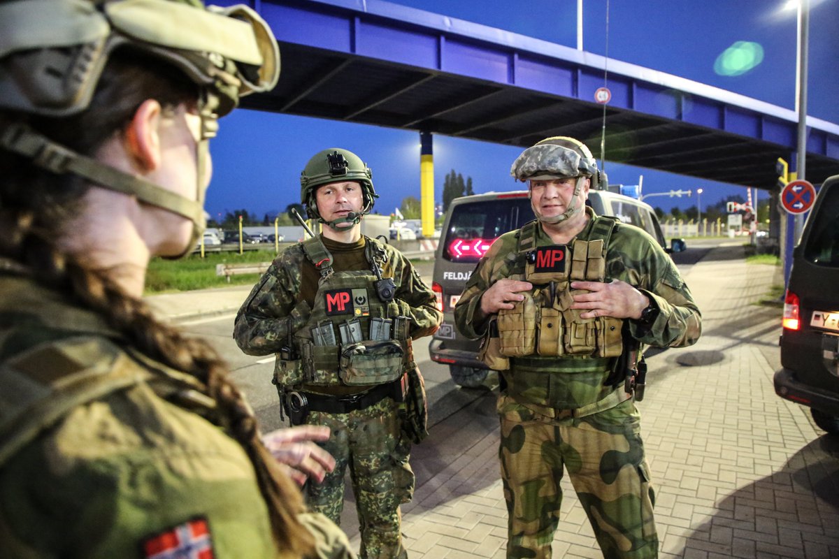 OFK_Bundeswehr's tweet photo. Angehörige der 16 #Landeskommandos des #TFK übernehmen wichtige Aufgaben bei #LVBV, im #OPLAN 🇩🇪 und in der Amts- &amp; Katastrophenhilfe. Als etablierte Ansprechstelle für die Landesregierungen haben sie sowohl eine Verbindungsfunktion als auch eine Führungsfunktion, z.B. bei #HNS. https://t.co/XIY9sY2fAC