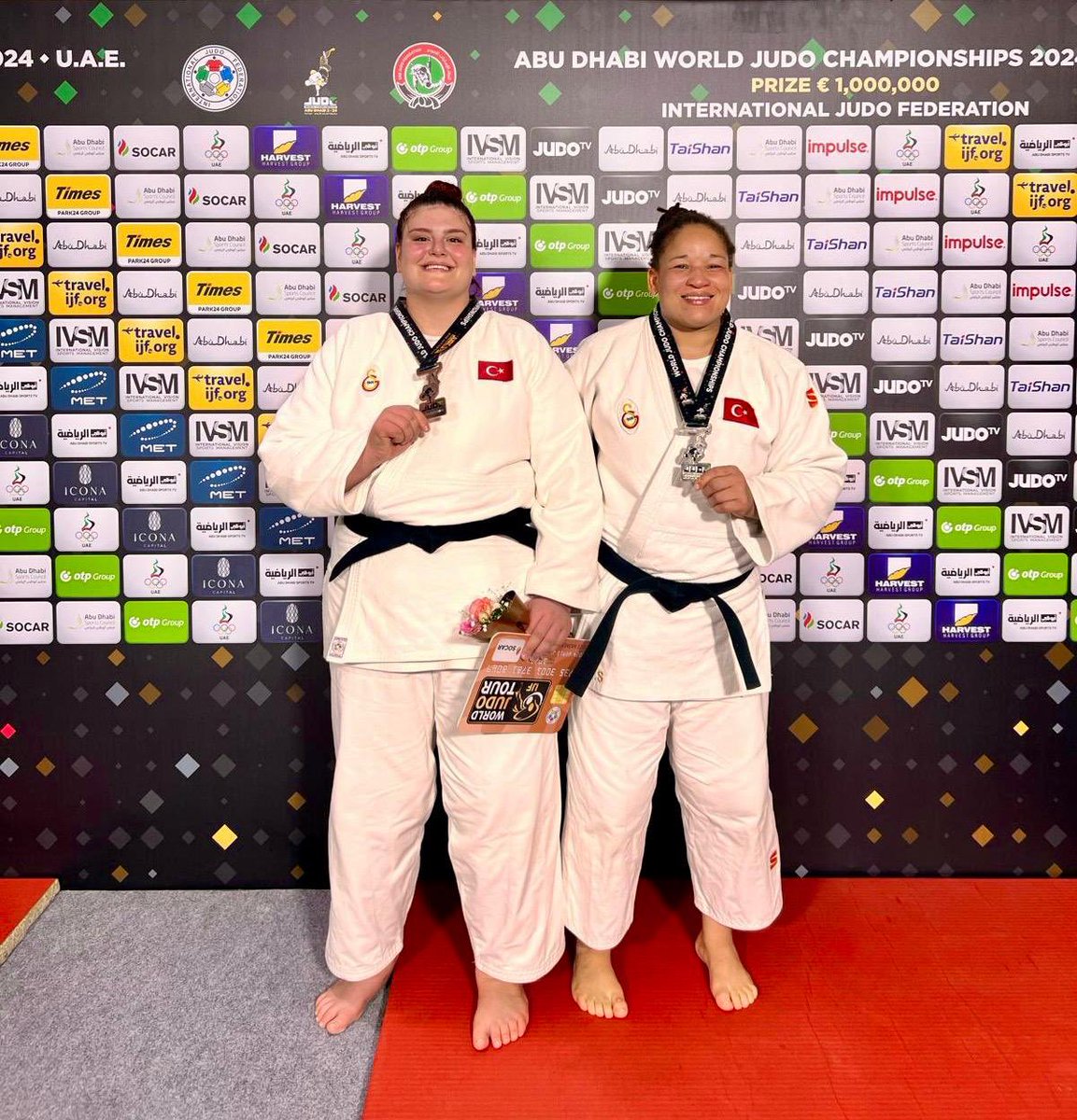 Paris Yaz Olimpiyat Oyunları’na puan ile kota hakkı veren son müsabaka olma özelliği taşıyan 2024 Büyükler Dünya Judo Şampiyonası’nın son gününde +78 kiloda mücadele eden Kayra Özdemir, altın madalya müsabakasında Japon rakibine yenilerek dünya ikincisi oldu. Judocumuz Kayra