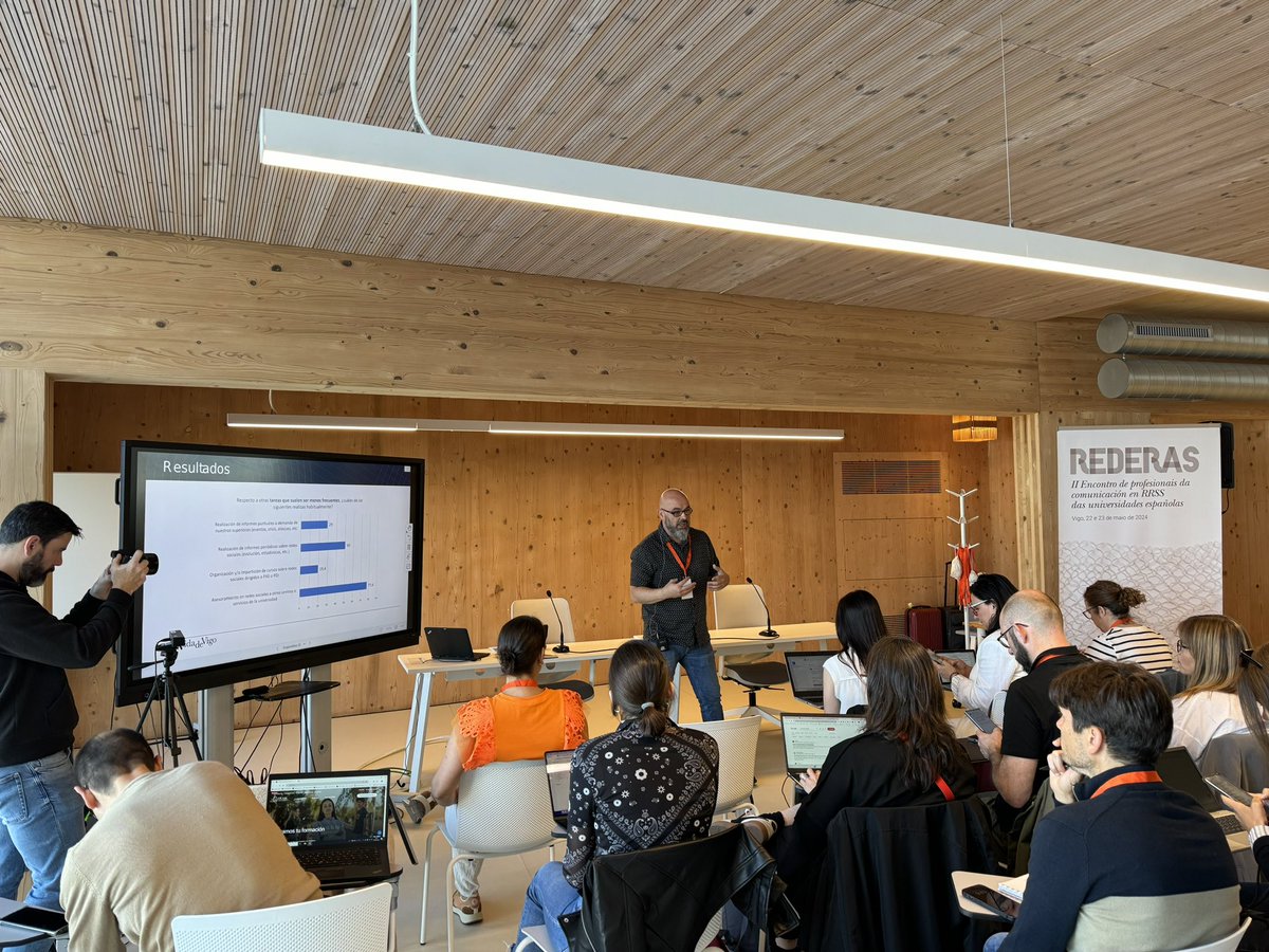 MariaBarberoG's tweet photo. ¡Ya en la 2ª jornada de #Rederas24 en @uvigo con el eje de ‘Buenas Prácticas’ y la presentación de la II Encuesta a profesionales de la comunicación en #RRSS de universidades españolas! Esclarecedores los datos que presenta @martinezgras de @UA_Universidad

📍Con @UNIRuniversidad https://t.co/0kPmw6LrRk