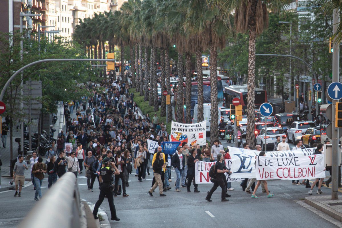 #CRÒNICA | El Park de Louis Vuitton i el veïnat fora del Güell directa.cat/el-park-de-lou… Centenars de veïns i veïnes es van manifestar contra una desfilada de moda de luxe al parc públic més emblemàtic de #Barcelona. Ho explica <a href="/crespix/">Adrián Crespo</a> amb fotografies de <a href="/Chichiflesky/">Joanna.</a>