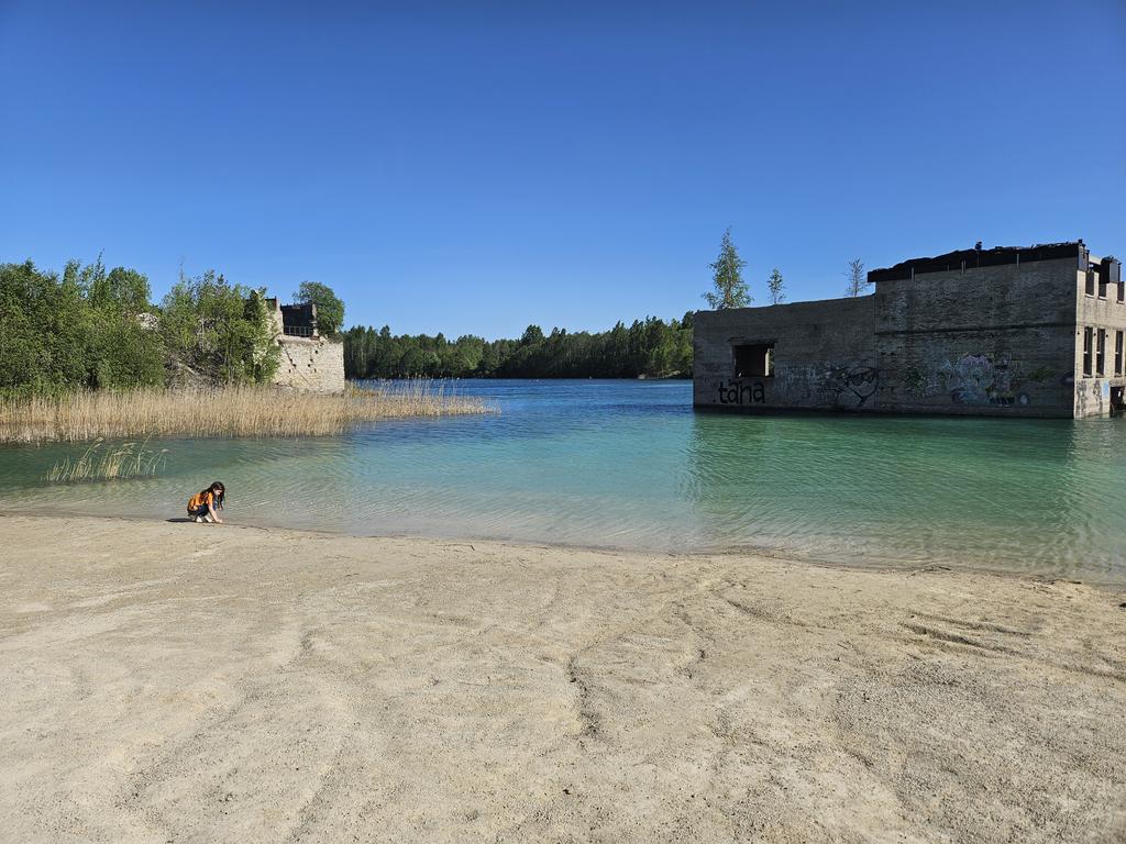 Over the past few days, we took the opportunity to explore the beautiful habitats and ☀️ weather in the best company. Now fully charged for the field season! 💪 Let the summer begin!🍀🌸🪰