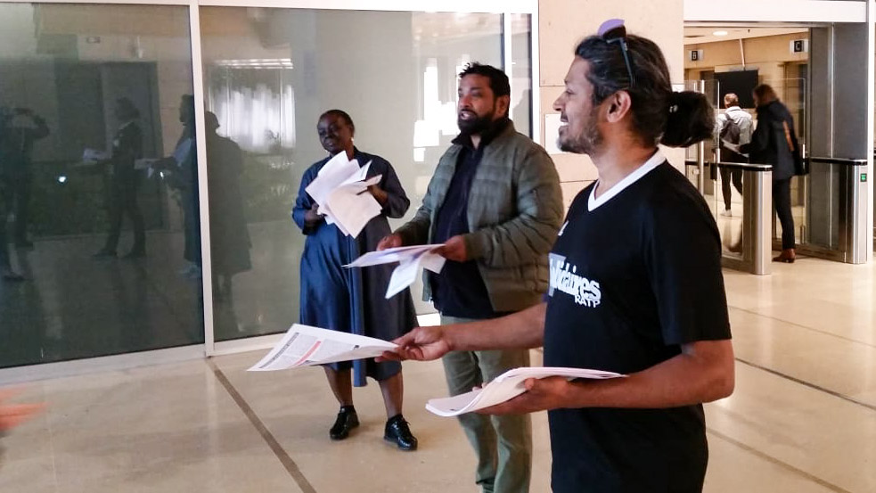 SolidairesRatp's tweet photo. Distribution de #Tracts à la #MaisonDeLaRAtp #RATP même si le syndicat ne sera pas représenté #SolidairesRatp informe sur les #Élections du #ConseildAdministration #RATP aucune voix pour l'extrême-droite ! https://t.co/8LoW4GZzbO