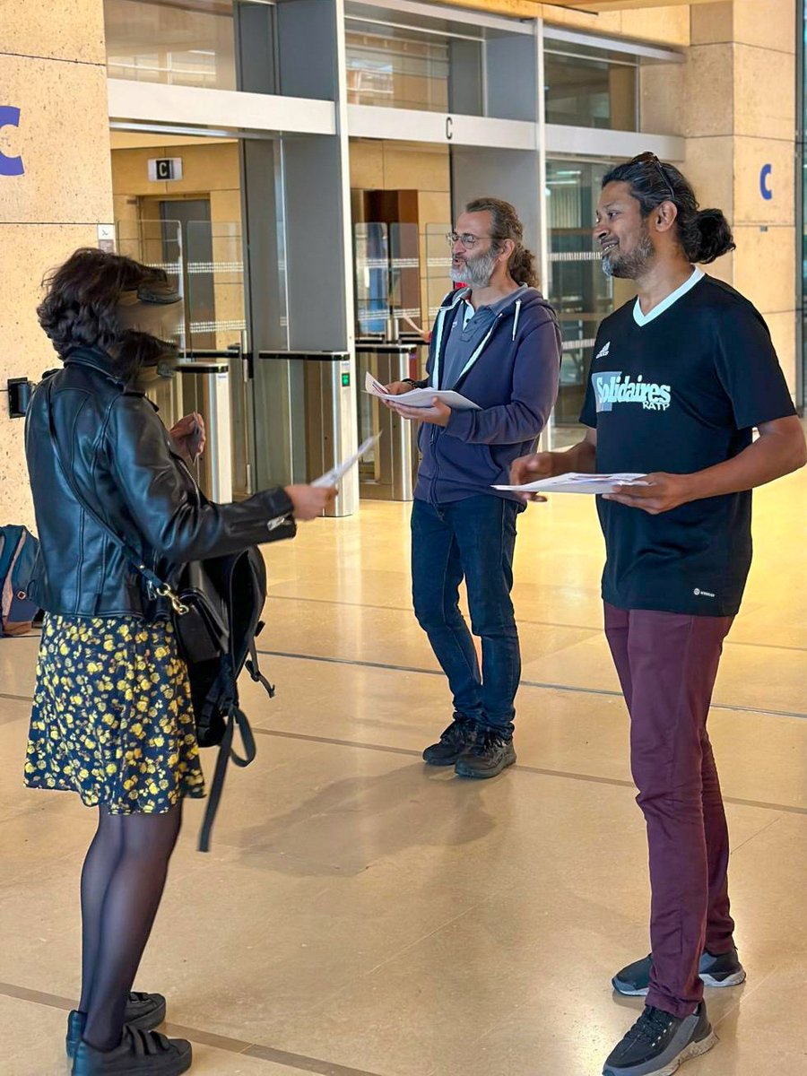 SolidairesRatp's tweet photo. Distribution de #Tracts à la #MaisonDeLaRAtp #RATP même si le syndicat ne sera pas représenté #SolidairesRatp informe sur les #Élections du #ConseildAdministration #RATP aucune voix pour l'extrême-droite ! https://t.co/8LoW4GZzbO