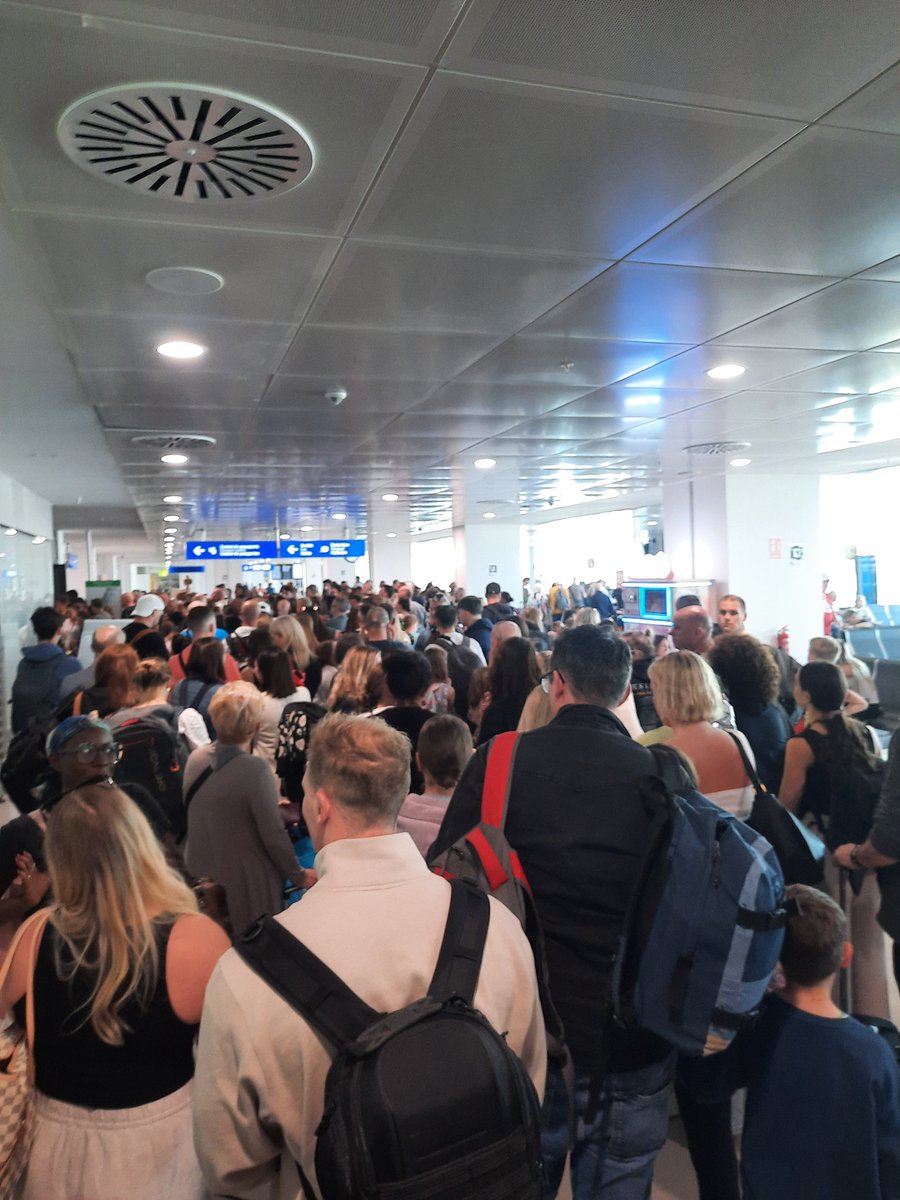 mathewb2's tweet photo. #palmaairport arrivals passport control 24/5/24 https://t.co/WyhKzWiS9Y