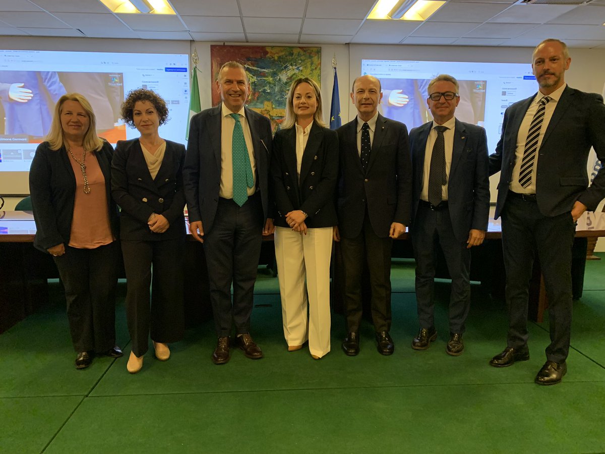 MarioAbbruzzese's tweet photo. Amici, questa mattina a Frosinone sono intervenuto alla Camera di Commercio per la conferenza "Parità di genere ed impresa femminile"! Un momento importante di confronto per il futuro economico del nostro territorio!
#europee2024 #Abbruzzese #Frosinone #CameraCommercio https://t.co/f0rGzv1Z4v