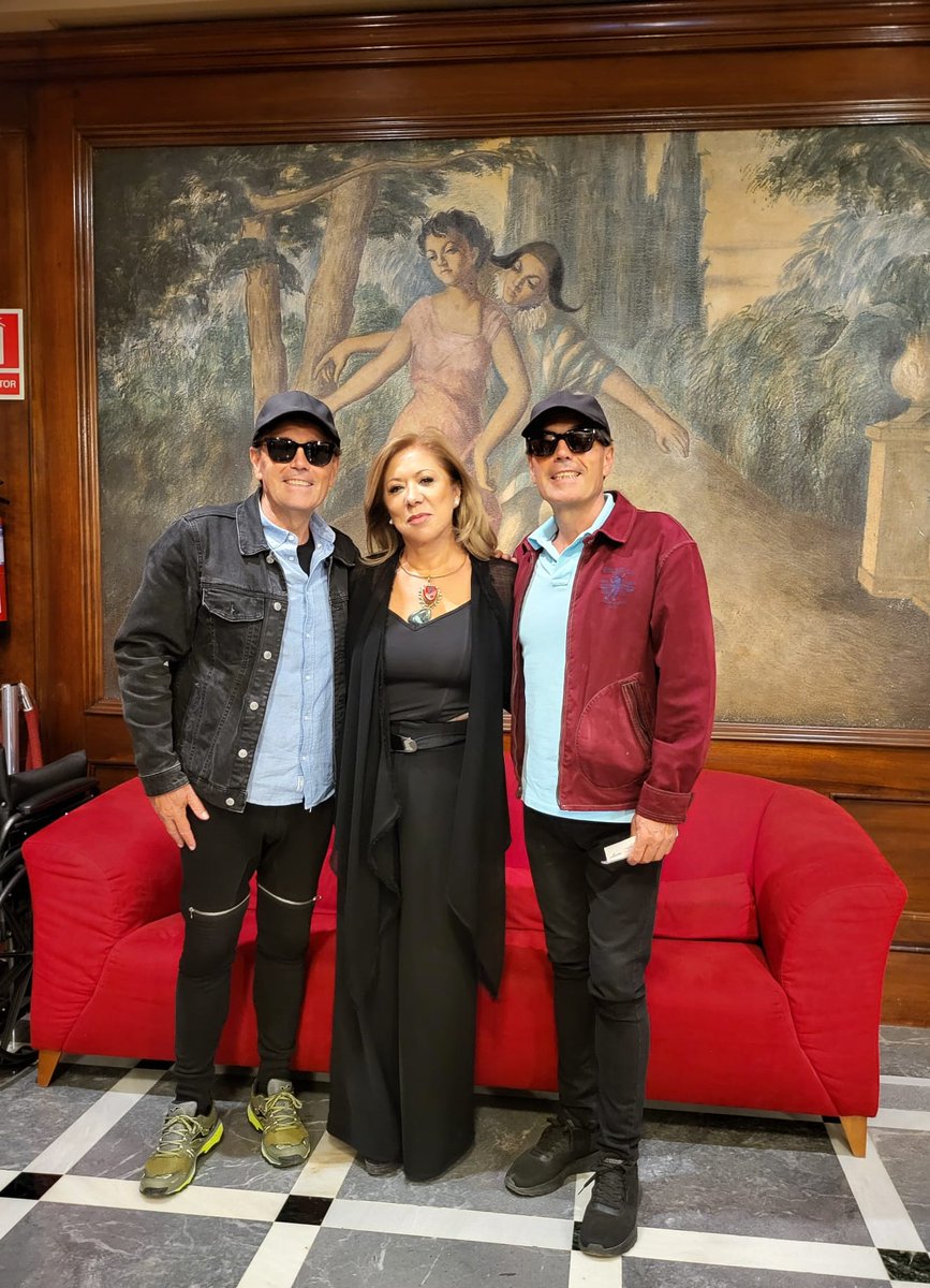 Bonito encuentro !!!!! en el Teatro.,
Con nuestra amiga Mariana Ovalle Ibarra.