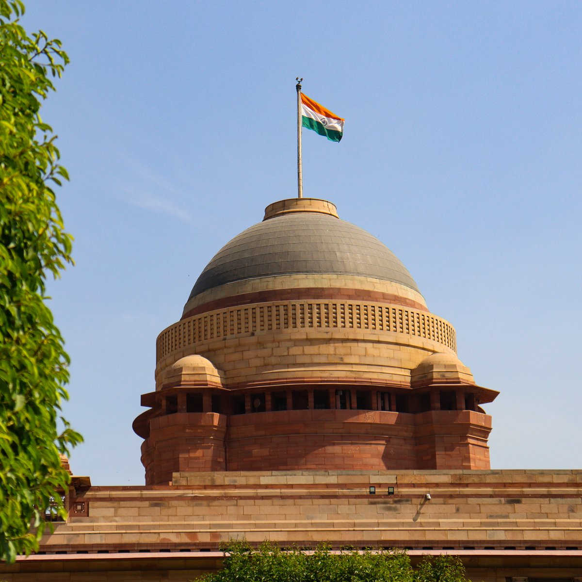 The main building of Rashtrapati Bhavan, the official residence of the President of India, is a breathtaking masterpiece of architectural elegance and historical significance.

#RashtrapatiBhavan #भ्रमण #RB #राष्ट्रपति_भवन