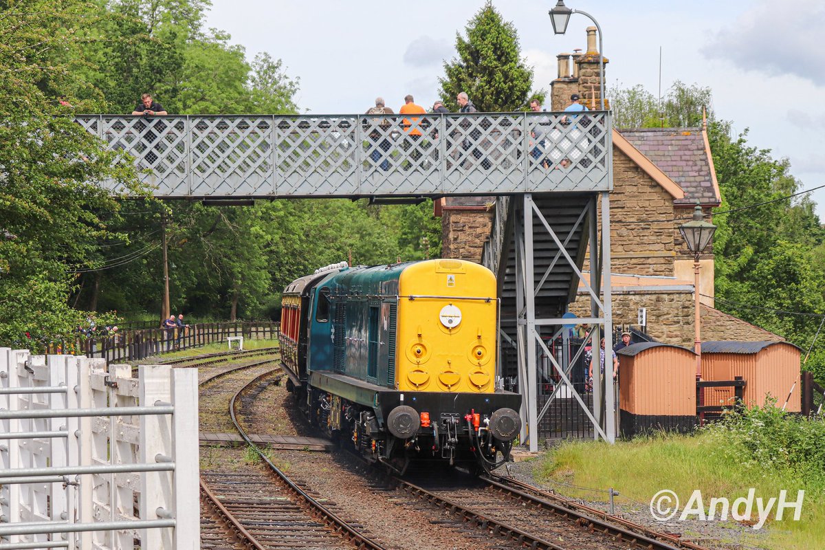 holtona72's tweet photo. #FootbridgeFriday bonnet first solo chopper πͺ 20048 waits at a sunny Highley during day two of the @svrofficialsite #SVRgala. The 20 was working the local shuttle, after running round the stock for the return working. #Class20 17/5/24 https://t.co/OZYyTks8lA