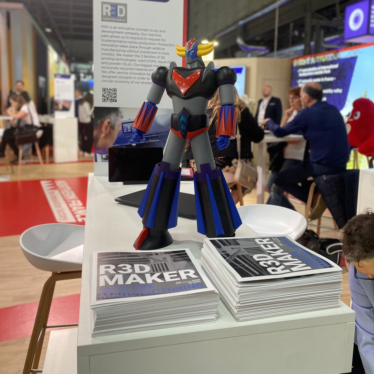 #RencontreDuJour Team Goldorak ? (par R3D Maker, stand H46-031). Tu marches dans les allées et d’un coup tu t’arrêtes. 😄 #VivaTech #Startups #Innovation