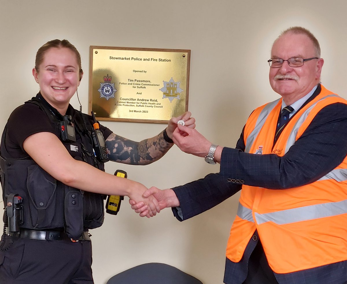 Celebrating 5 years of Volunteering with <a href="/SuffolkPolice/">Suffolk Police</a> as a Local Policing Volunteer, PSV Dave Muller receives a silver pin to mark the occasion, presented by PC Chloe Levett <a href="/PoliceStow/">Stowmarket Police</a>  #thank-you. To find out about our volunteering opportunities visit  orlo.uk/3Ghax