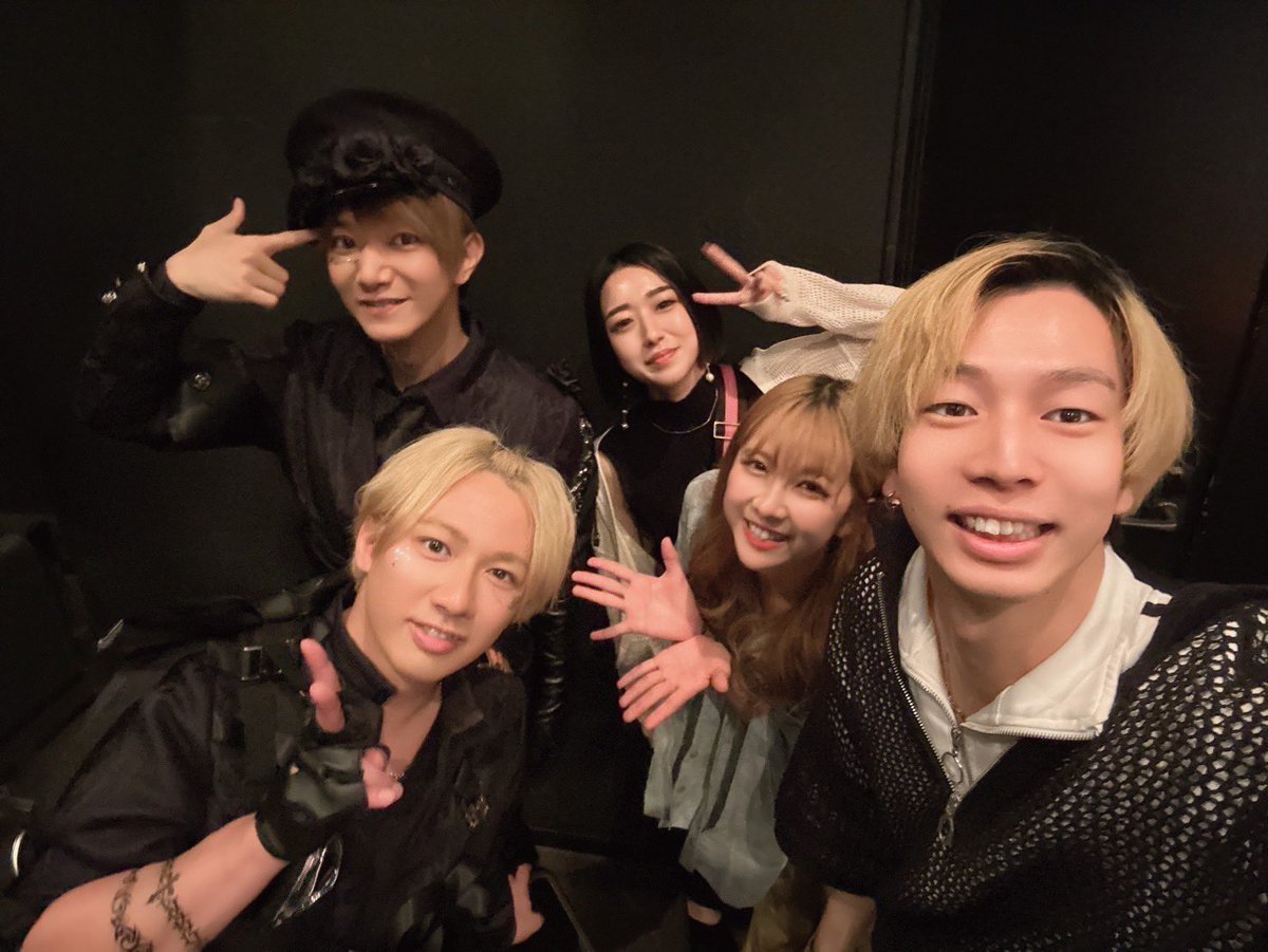 yuta_0323_'s tweet image. #アンノウンベット 4公演目、御来場頂きありがとうございました🃏

今回は黒陣営が清書されました！
やったー！！！
途中に執事の暴走があったり、最後はアリスが決めてくれました☺️
今の所2勝2敗！いい勝負！

まだ超BADが出てないので、これからも楽しみが沢山！！！
江田ンサーズの皆様と📸