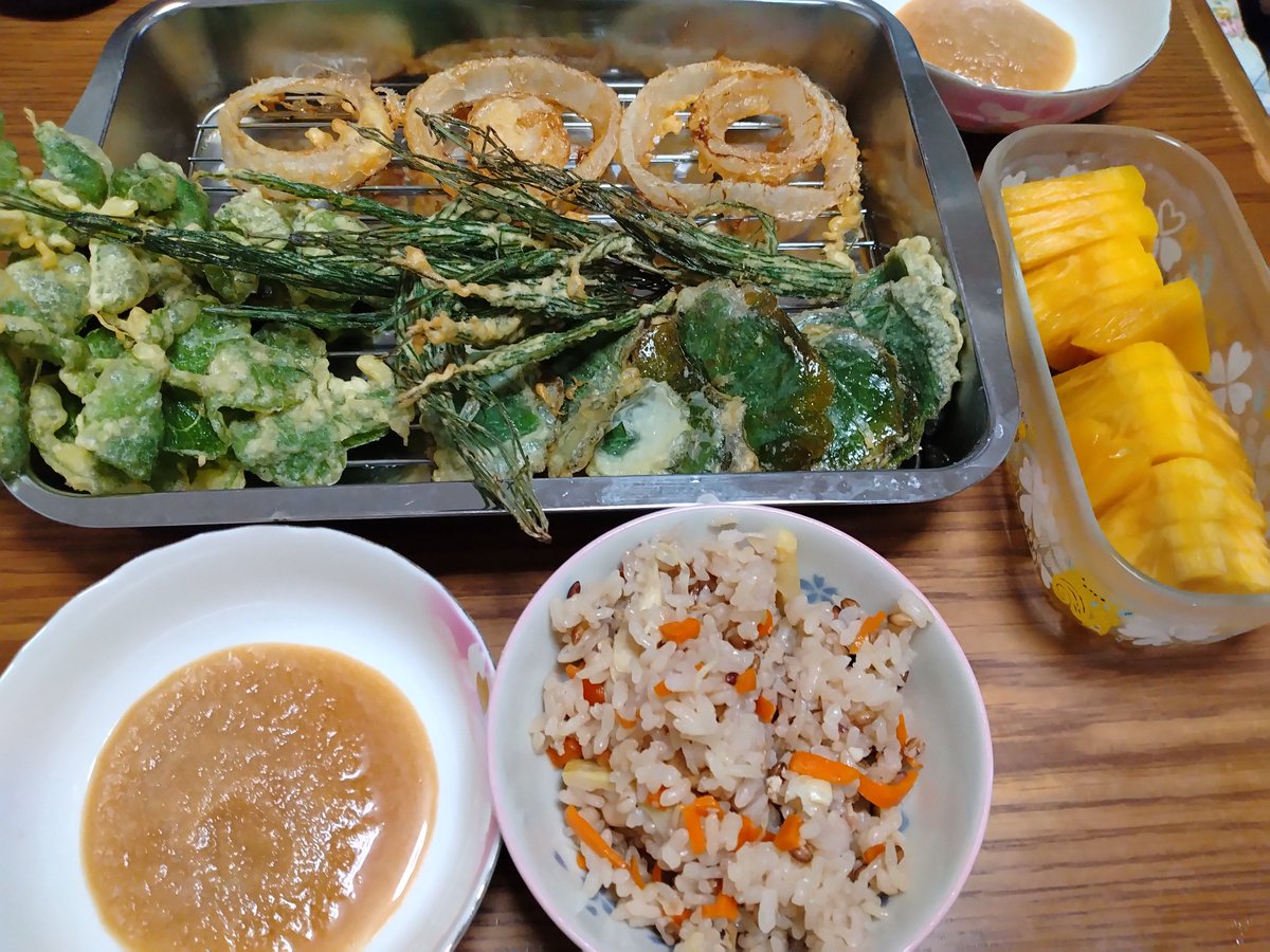 夕飯は
💚その辺で採ってきた草の天婦羅
💚たけのこ炊き込みご飯
💚台湾パイナップル

玉葱以外は野草。
その辺で採ってきたスギナ、
家庭菜園ミント、ユキノシタ。
ユキノシタはマジ美味しい。