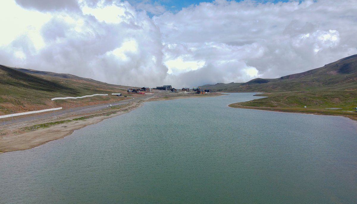 Doğa bize her türlü güzelliği sunuyor⛰️ Erciyes'te eriyen karlar yine böyle hayat buluyor😌