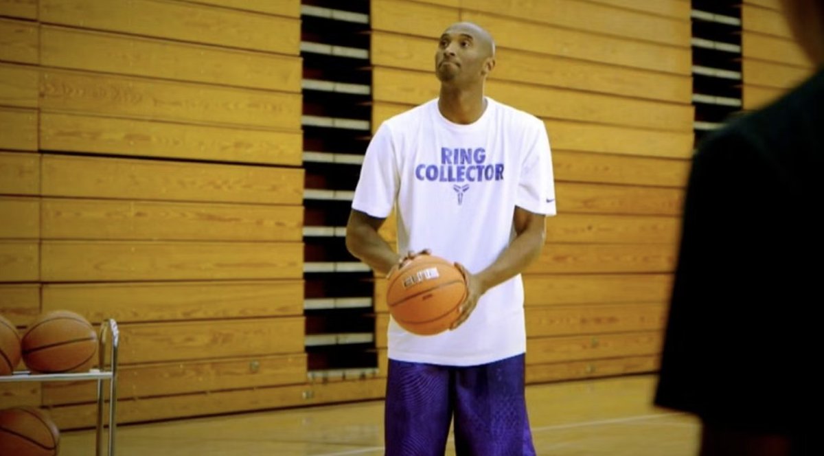 🧵 10 ciekawostek na temat legendarnych treningów Kobe Bryanta i jego poświęcenia by stawać się jak najlepszym zawodnikiem

1. Typowy dzień treningowy Lakers zaczynał się o 10:00. 

Kobe wg słów G. Vitti był na hali... o 5tej by zaliczyć własne ćwiczenia przed resztą drużyny.