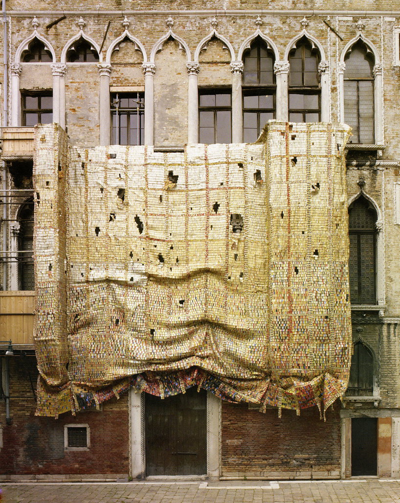 #fotodelgiorno: Fresh and fading memories, 2007, di El Anatsui a Venezia, sulla facciata del Fortuny © el anatsui