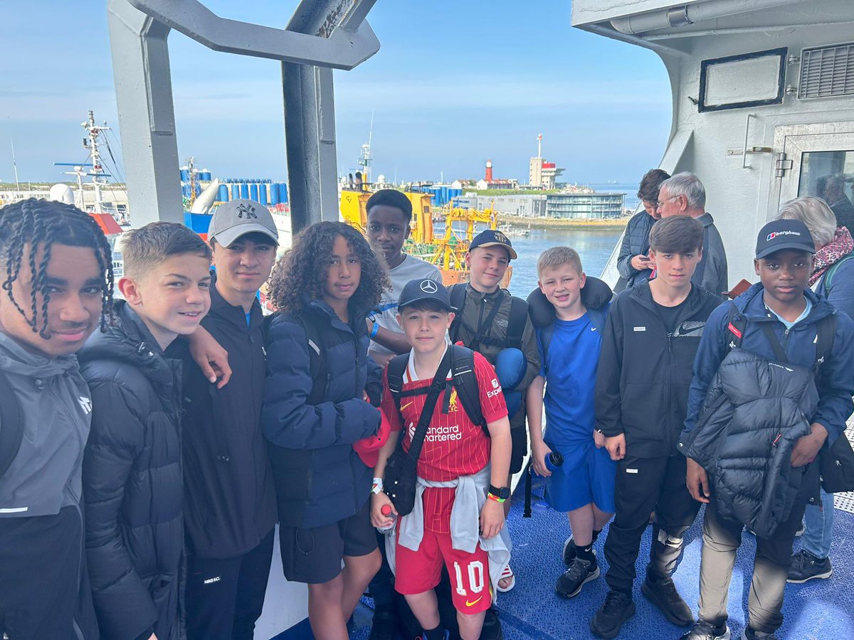 Boys just arrived in Rotterdam. Ready for a few days well earned break and a bit of football in between 💙🖤💙🖤⚽️