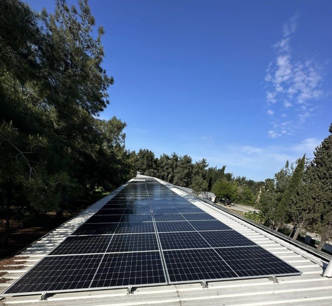 YTÜ bir hidrojen Üniversitesidir. Temiz Enerji Teknolojileri Enstitüsü olarak, çatı tipi PV panellerimizle güneş enerjisi kullanarak, elektroliz yöntemiyle Yeşil Hidrojen üretiyoruz. Karbon-sıfır yeni mikroşebekemizle, enerji liderliğimize devam ediyoruz. #ARGEdeLiderYTÜ