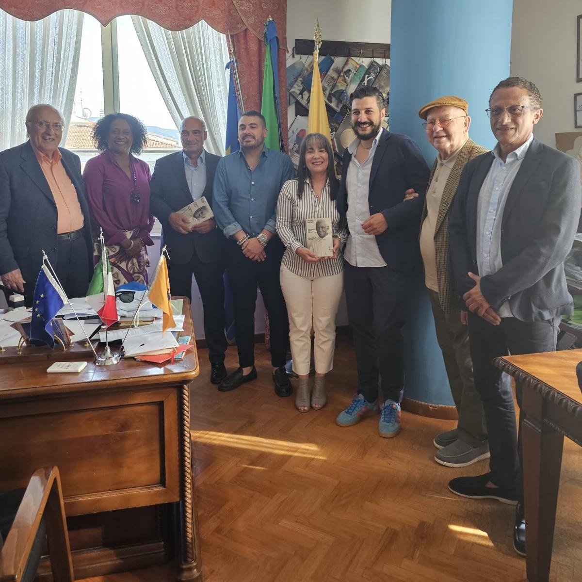 Ho avuto un colloquio con Guido di Leone, sindaco di Cellole, che ha ospitato la presentazione del libro "Cimarrón - biografía de un esclavo" di Miguel Barnet. Si è parlato di sviluppare progetti di promozione culturale come Timbalaye che rafforzino i legami tra #Cuba e #Italia.