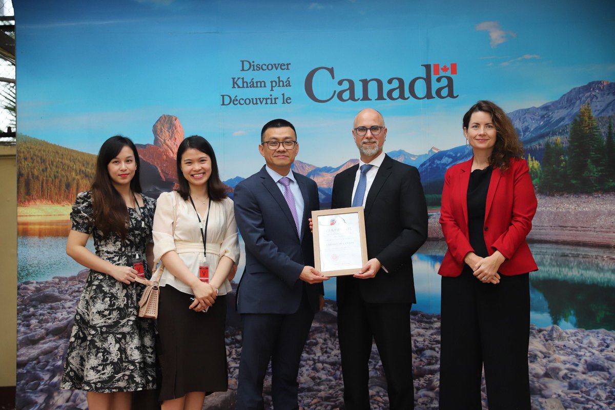 AmbCanVietnam's tweet photo. Busy week #CanadaASEAN
🤝Warm welcome to ASEAN delegates, to Ottawa for the 21st Canada-ASEAN Senior Officials.
🤝Ambassador Steil pleased to receive acknowledgement for Canada’s cosponsorship of the 1st ASEAN Future Forum in Hanoi.
ASEAN’s a key priority for 🇨🇦. #IPSinaction https://t.co/S0Sz1J77mz