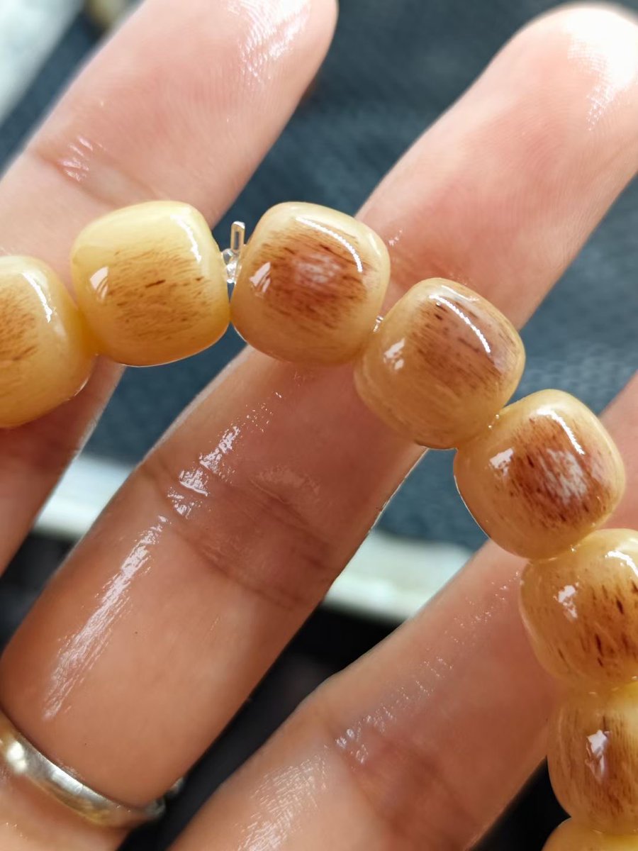 yuhui94's tweet photo. 纯天然原血🐯骨手串，尺寸10×11 纯正一手货源犀牛角虎骨象牙等精品文玩 微信 fozhu1777 #犀牛角 #虎骨 #象牙 #文玩 #中药 #养生 #壮阳 #走私 #中医 #药材 #珍稀动物 #牛黄 #甲流 #癌症病人 #抗癌 https://t.co/MAMAkH24Pt
