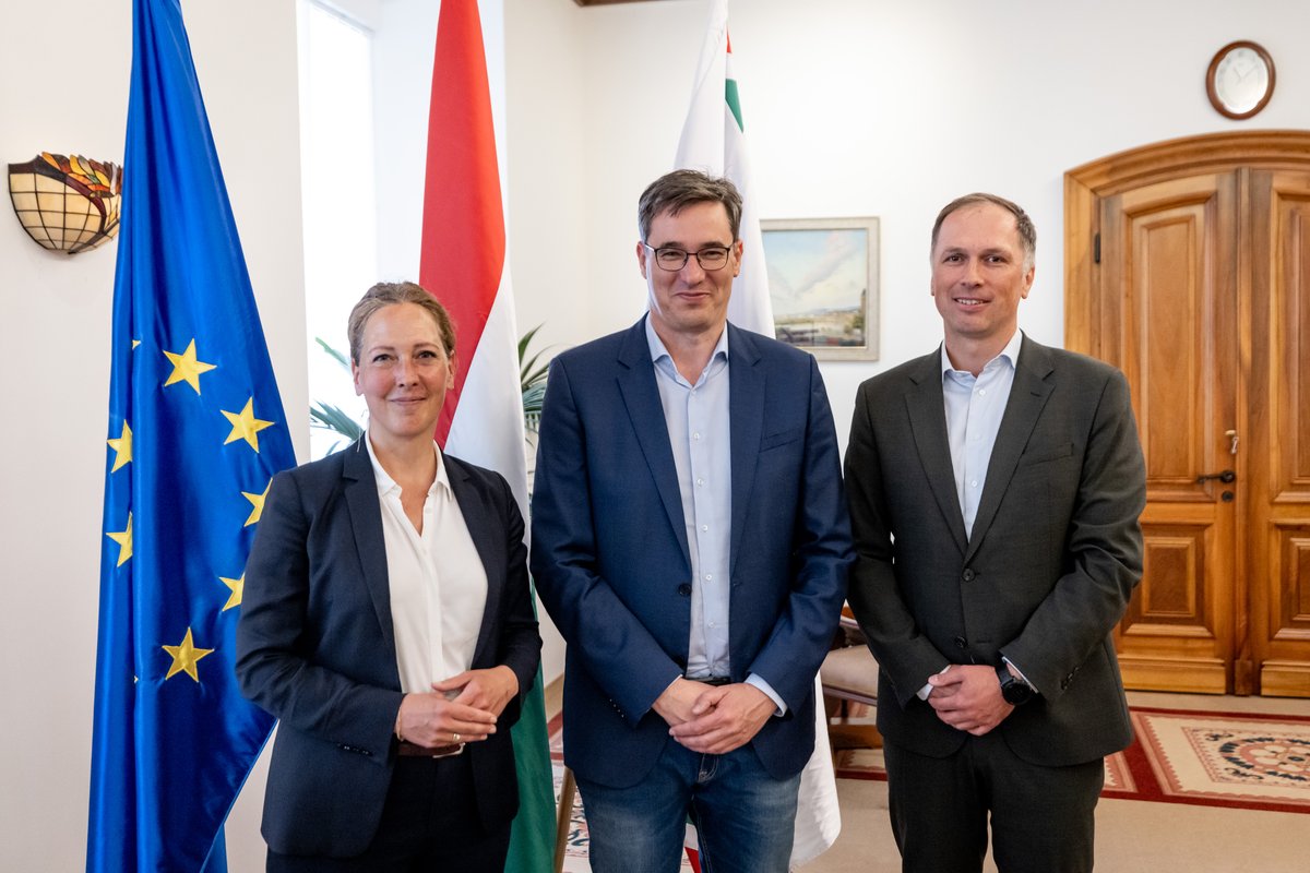 It was a pleasure to meet <a href="/j_puehringer/">Judith Pühringer</a> and the members of the <a href="/gruenewien/">Die Grünen Wien</a> during their visit to #Budapest. It is always mutually useful and inspiring to have discussions with my friends from #Vienna.
💚🇦🇹🇭🇺