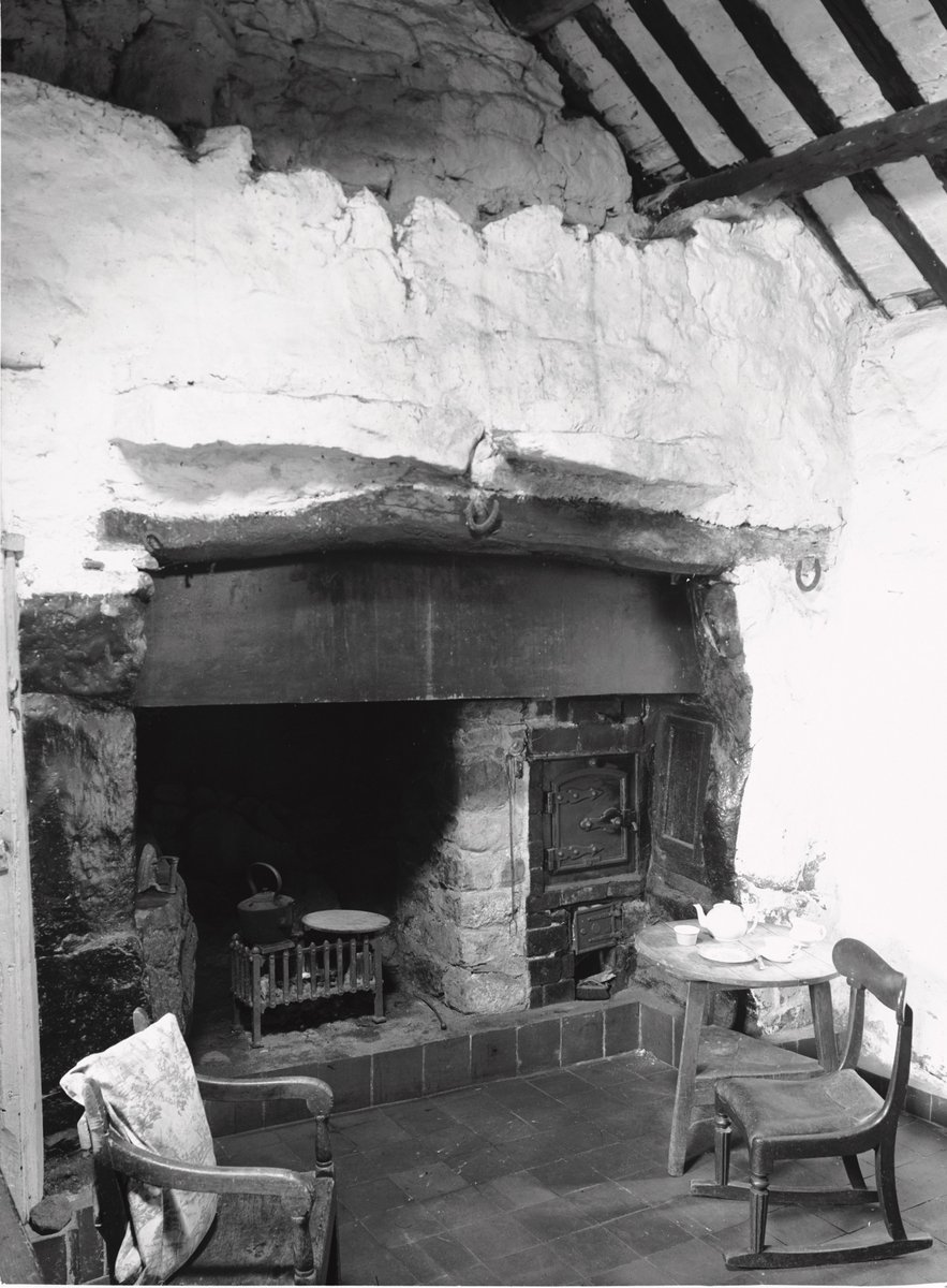 Sarn y Plas, Aberdaron, is a single-storey, 18th-century cottage, one of the oldest surviving examples of such cottages in the region. It's perhaps best known as the retirement home of famous Welsh poet R S Thomas (1913 - 2000) 📸G.B. Mason, 1953 coflein.gov.uk/en/site/16822/ #HBAHFame